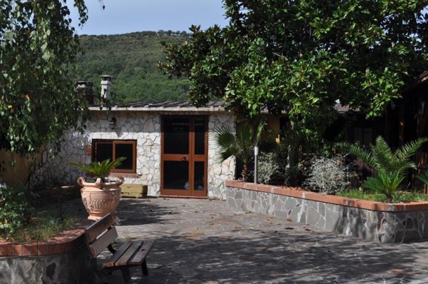 casa indipendente in vendita a Santi Cosma e Damiano
