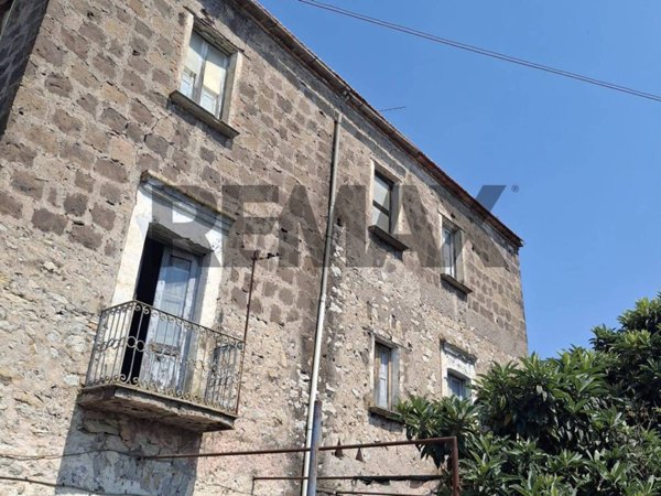 casa indipendente in vendita a Santi Cosma e Damiano