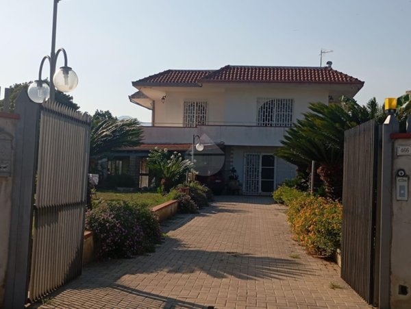 casa indipendente in vendita a Santi Cosma e Damiano