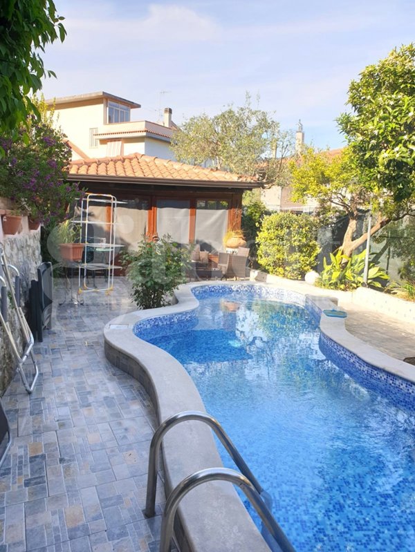 casa indipendente in vendita a Santi Cosma e Damiano