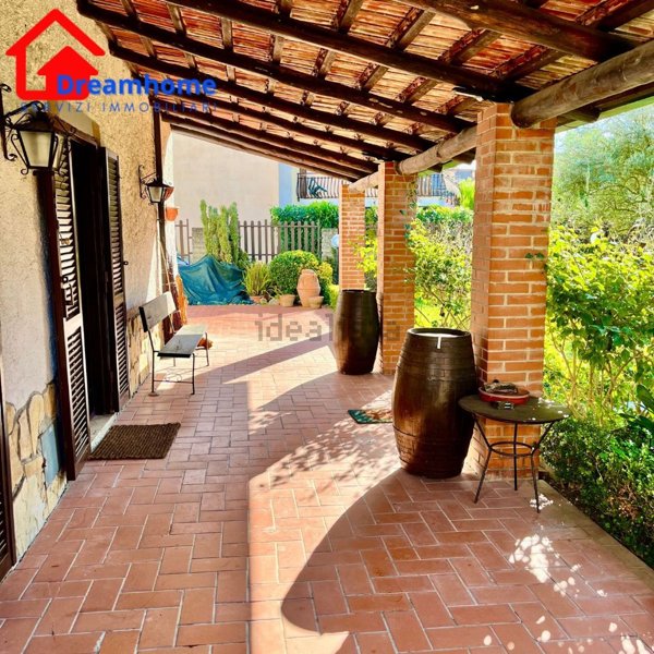 casa indipendente in vendita a Santi Cosma e Damiano