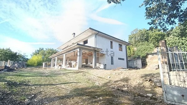 casa indipendente in vendita a Santi Cosma e Damiano