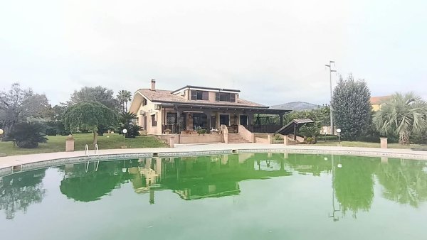 casa indipendente in vendita a Santi Cosma e Damiano