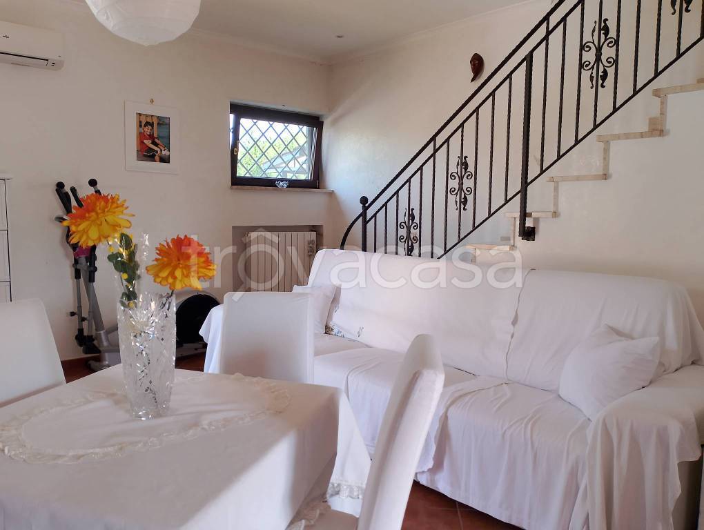 casa indipendente in vendita a Sermoneta in zona Monticchio