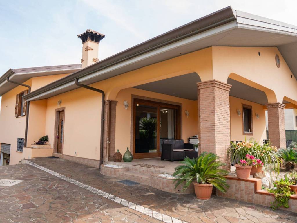 casa indipendente in vendita a Sermoneta