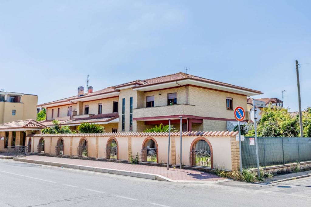 casa indipendente in vendita a Sermoneta in zona Ponte Nuovo