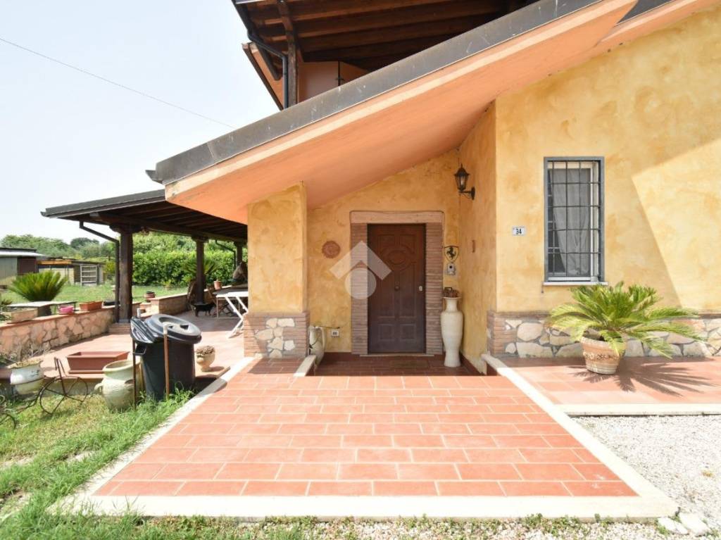 casa indipendente in vendita a Sermoneta in zona Tufette