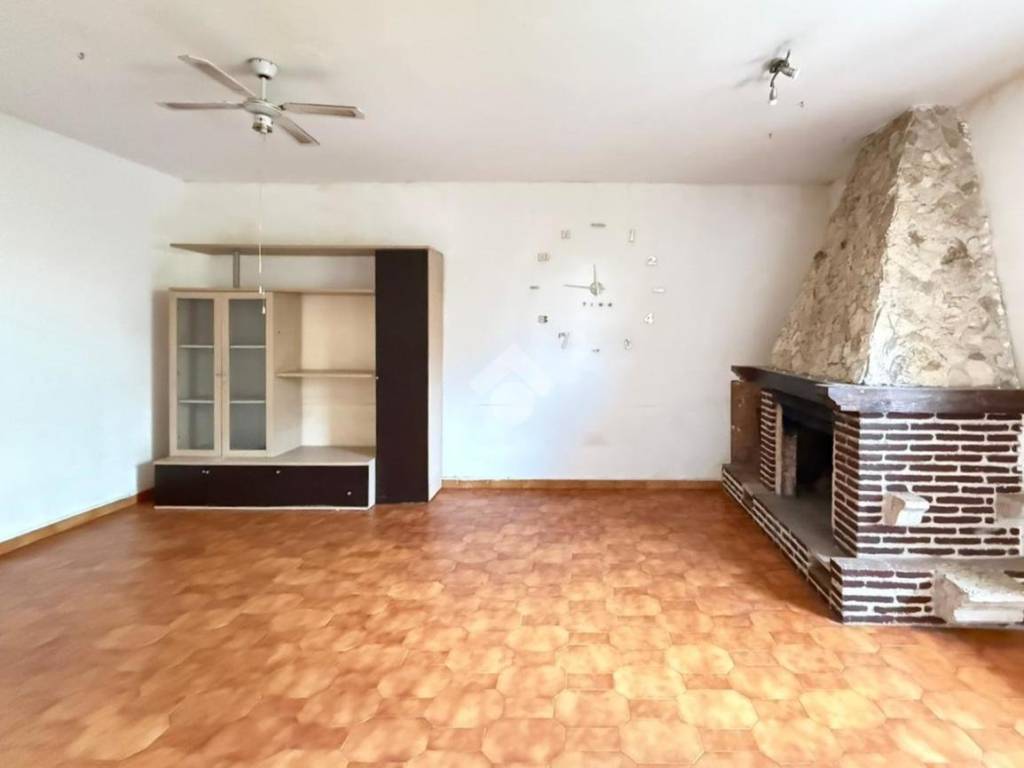 casa indipendente in vendita a Sermoneta in zona Carrara