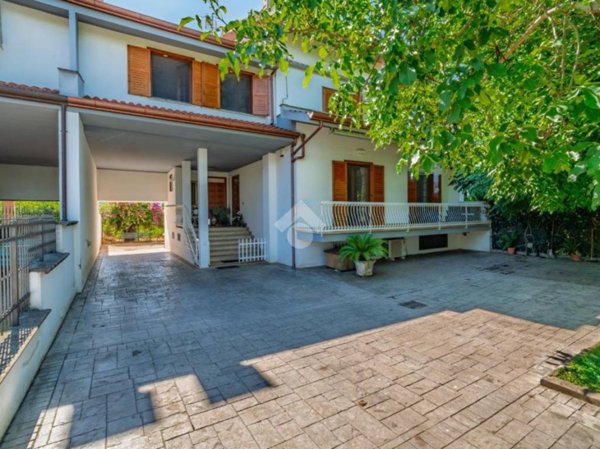 casa indipendente in vendita a Sermoneta in zona Doganella