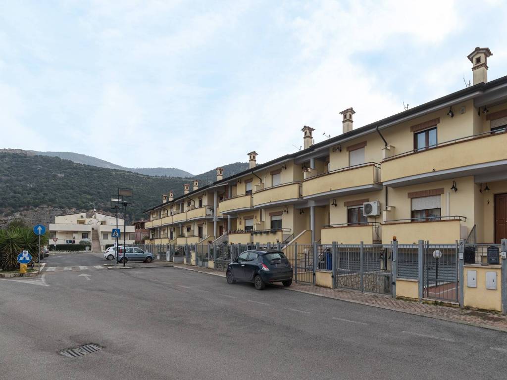 casa indipendente in vendita a Sermoneta in zona Monticchio