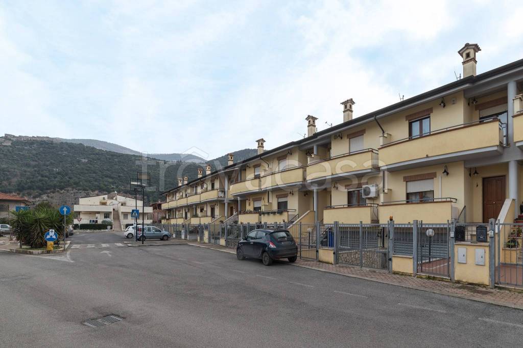 casa indipendente in vendita a Sermoneta in zona Monticchio