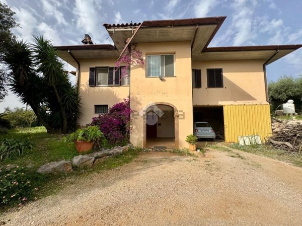 casa indipendente in vendita a Sonnino in zona Frasso