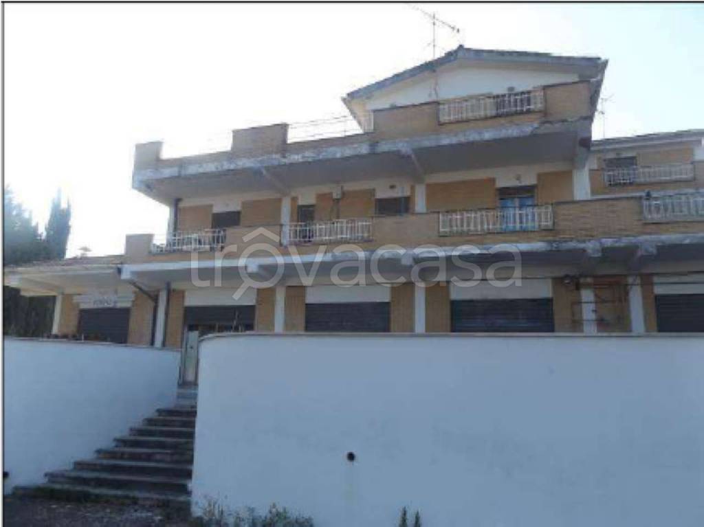 negozio in vendita a Sonnino in zona Capocroce