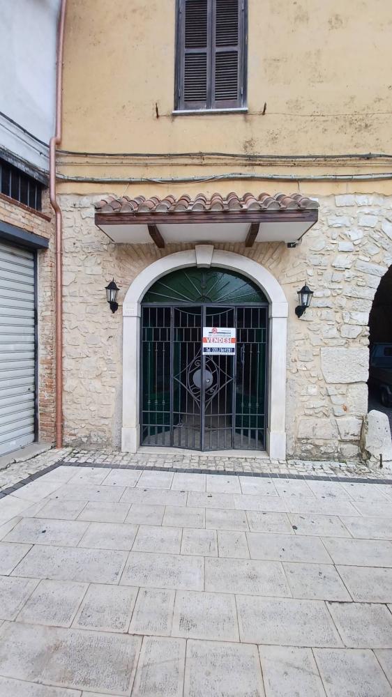 locale commerciale in vendita a Sonnino