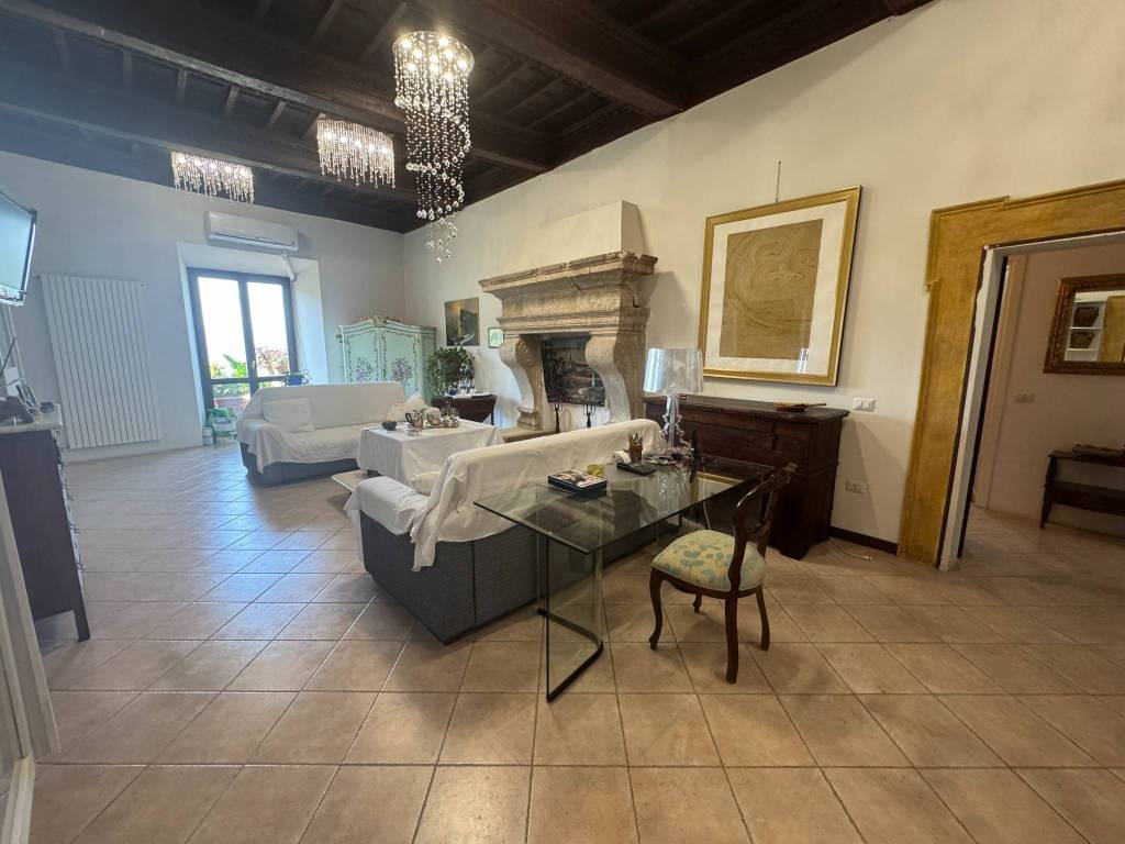 intera palazzina in vendita a Sonnino in zona Sonnino Scalo
