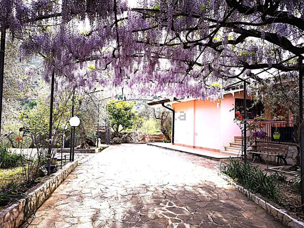 casa indipendente in vendita a Sonnino in zona Cerreto