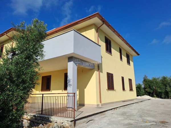 casa indipendente in vendita a Sonnino in zona Fienili