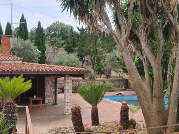casa indipendente in vendita a Sonnino in zona Fienili