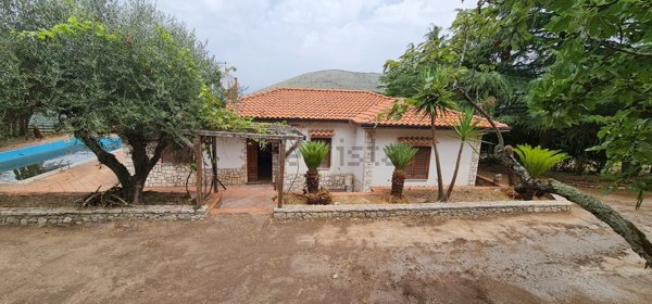 casa indipendente in vendita a Sonnino in zona Fienili