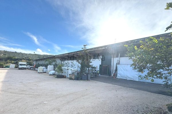 capannone in vendita a Sonnino in zona Sonnino Scalo