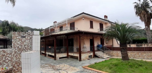 casa indipendente in vendita a Sperlonga in zona Fontana della Camera