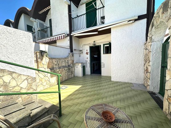 appartamento in vendita a Sperlonga in zona Fontana della Camera