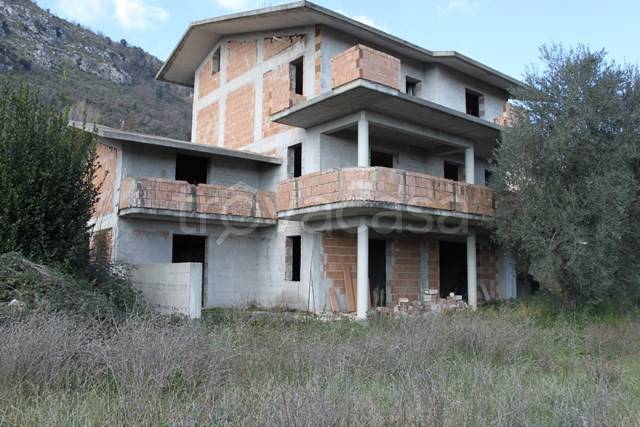 casa indipendente in vendita a Spigno Saturnia in zona Piscinola