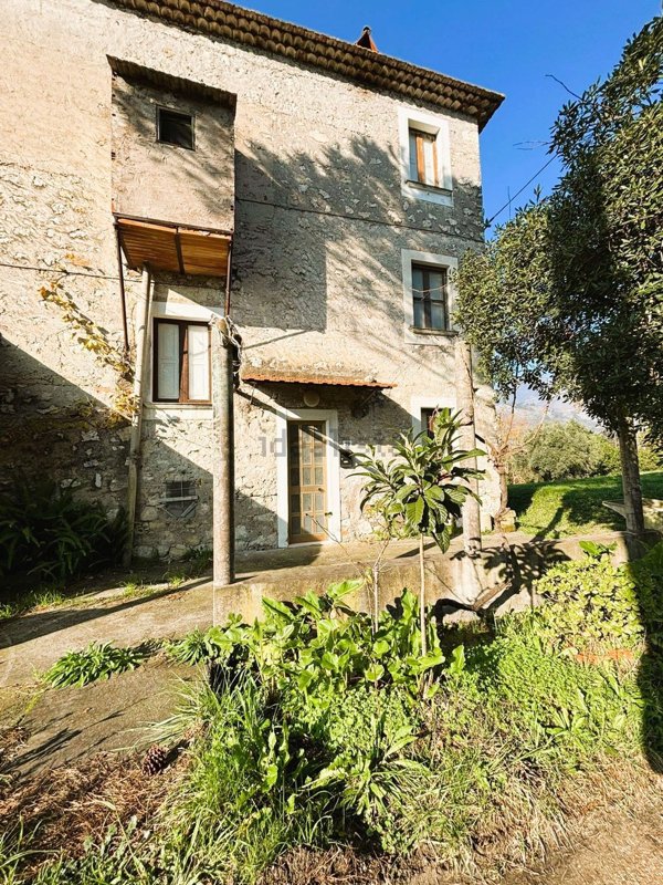 pentavano in vendita a Spigno Saturnia in zona Capodacqua