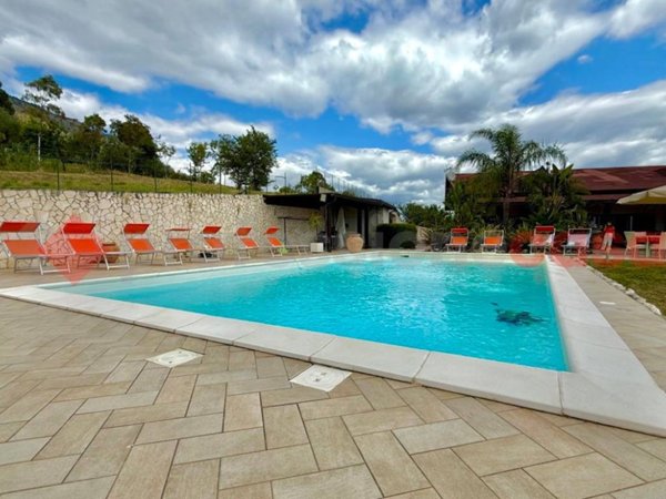 casa indipendente in vendita a Spigno Saturnia in zona Piscinola