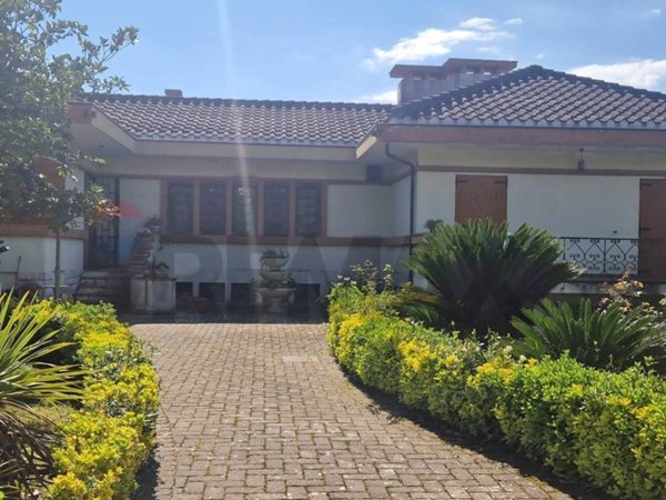 casa indipendente in vendita a Spigno Saturnia in zona Piscinola