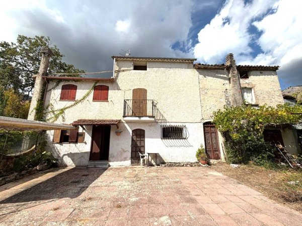 casa indipendente in vendita a Spigno Saturnia in zona Piscinola