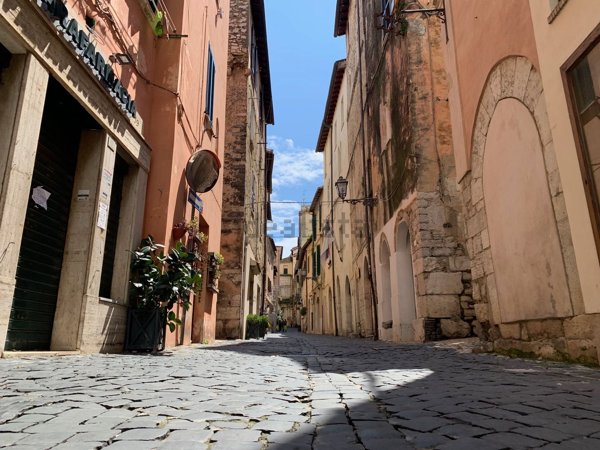 negozio in vendita a Terracina
