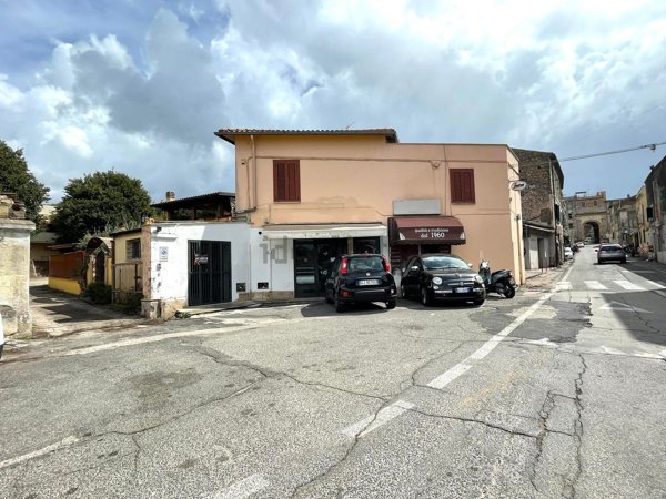 locale commerciale in vendita a Terracina
