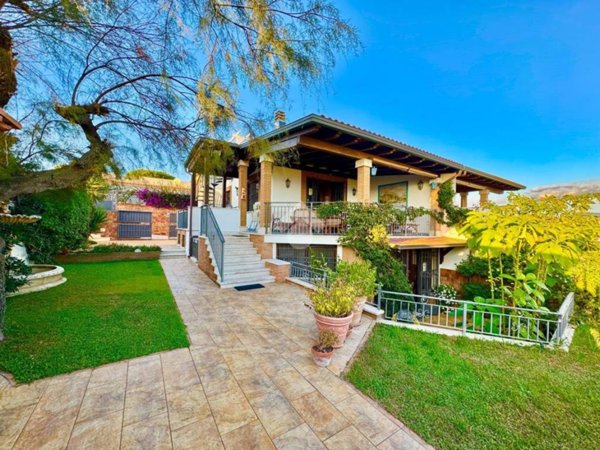 casa indipendente in vendita a Terracina