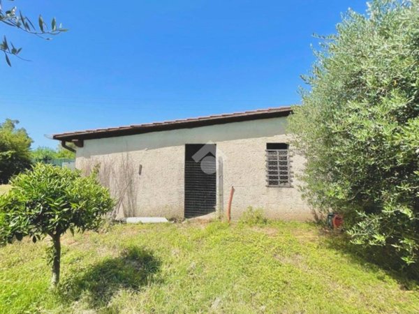 locale di sgombero in vendita a Terracina in zona Hermada
