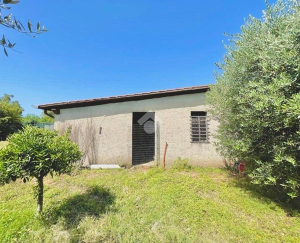 locale di sgombero in vendita a Terracina in zona Hermada