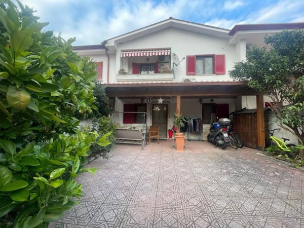 casa indipendente in vendita a Terracina in zona Hermada