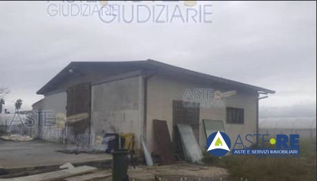 locale di sgombero in vendita a Terracina
