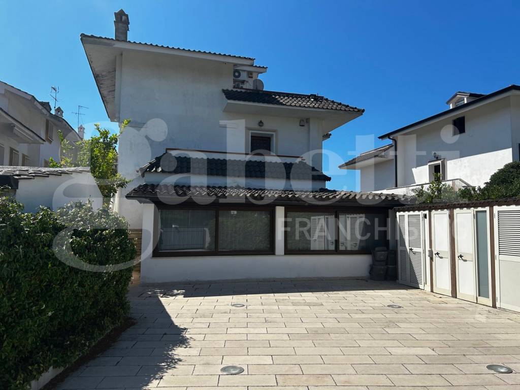 casa indipendente in vendita a Terracina