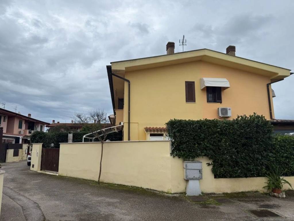 casa indipendente in vendita a Terracina in zona Hermada