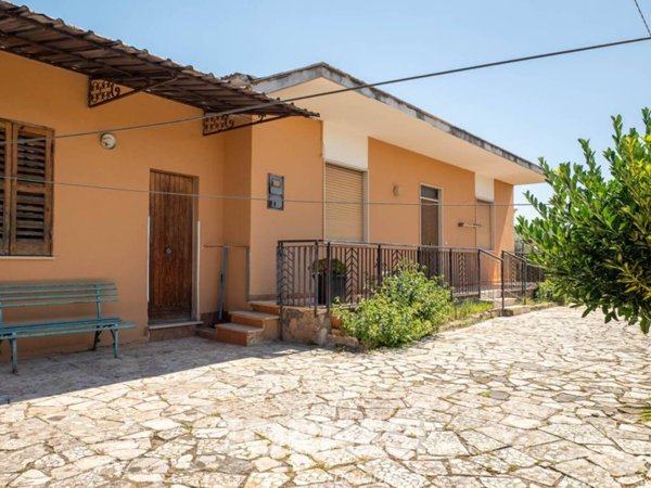 casa indipendente in vendita a Terracina in zona Casaletti