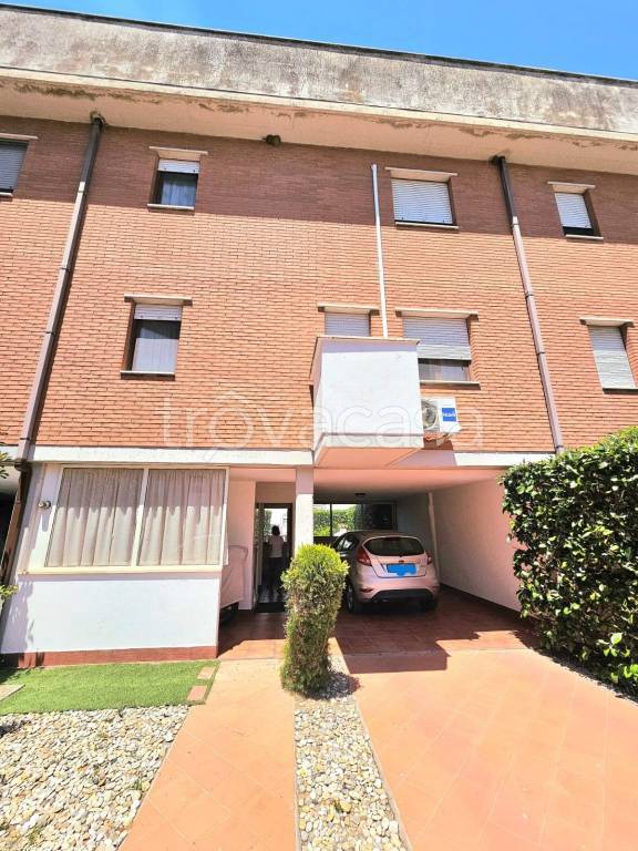 casa indipendente in vendita a Terracina in zona Hermada