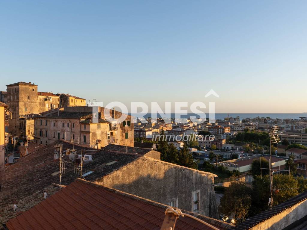 locale commerciale in vendita a Terracina