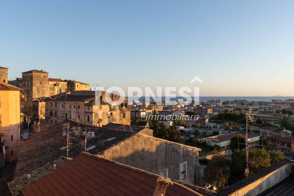 locale commerciale in vendita a Terracina