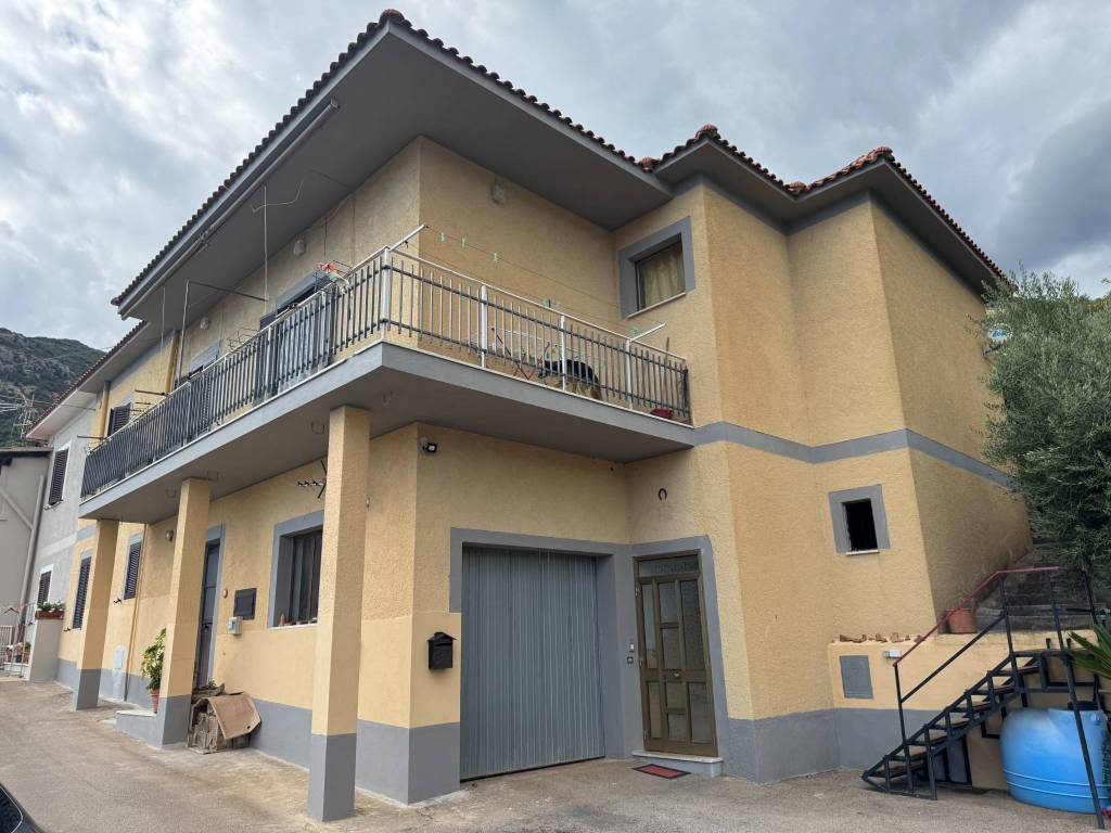 casa indipendente in vendita a Terracina in zona Campolungo