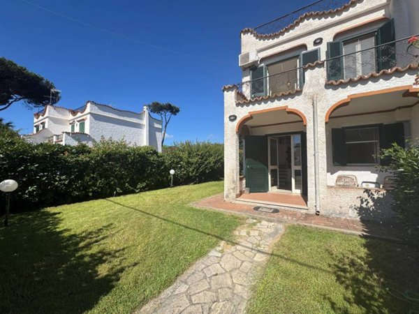 casa indipendente in vendita a Terracina in zona Hermada
