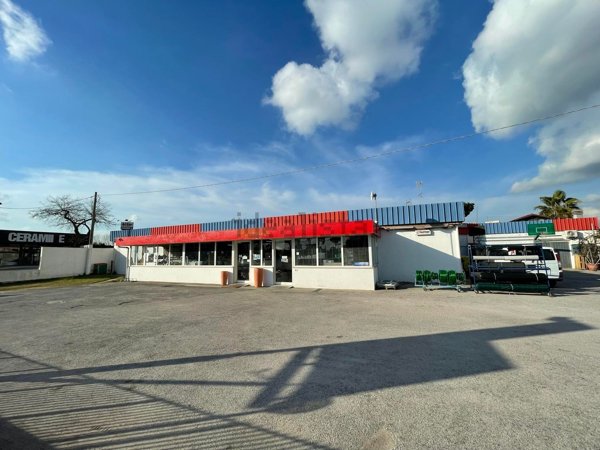 locale commerciale in vendita a Terracina