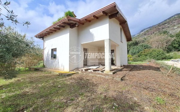 casa indipendente in vendita a Terracina in zona Campolungo