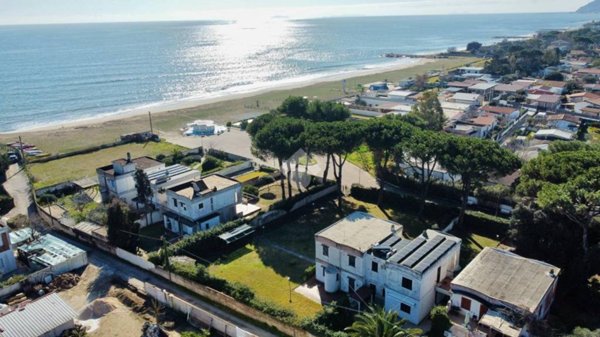 casa indipendente in vendita a Terracina