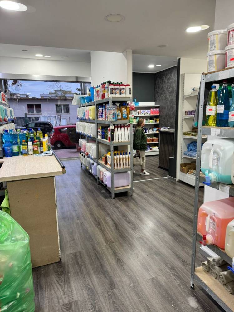 locale commerciale in vendita a Terracina